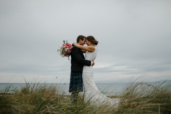 Brautpaar umarmt sich am Strand