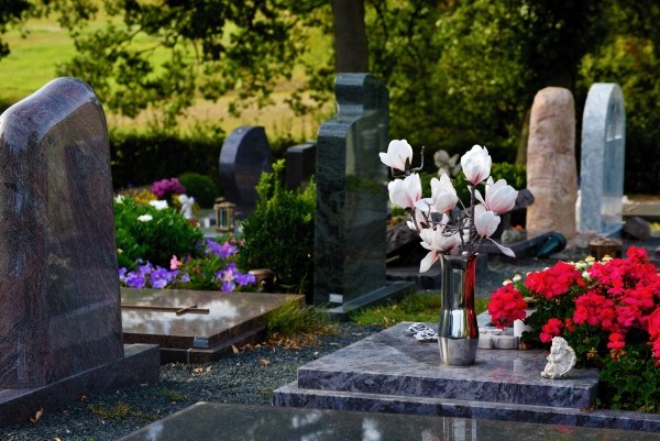 Bepflanzte Gräber auf Friedhof